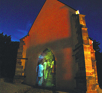 Filmprojektion auf Außenmauer der Wintringer Kapelle bei Dunkelheit