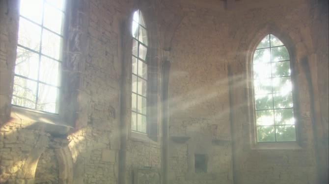 Drei Fenster der Wintringer Kapelle durch die sichtbares Licht einfällt