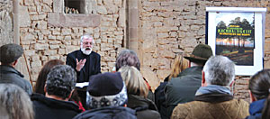 Ulrich Gruber spricht während einer Veranstaltung vor Besuchern in der Wintringer Kapelle