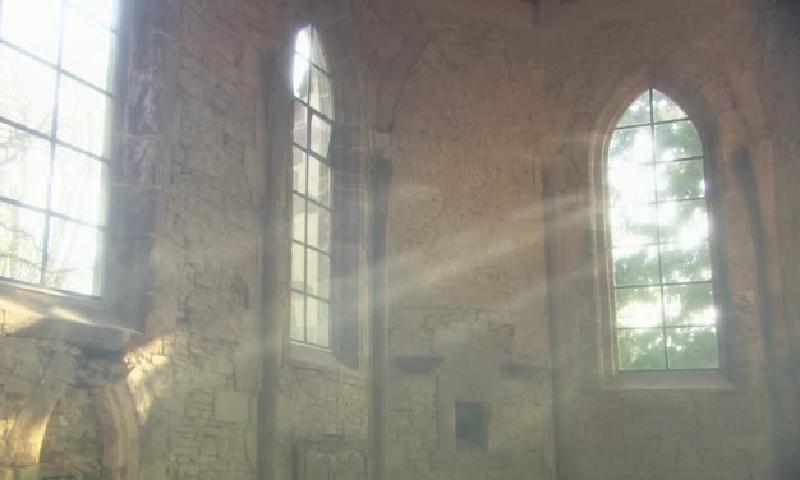 Drei Fenster der Wintringer Kapelle durch die sichtbares Licht einfällt