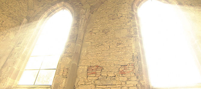 Lichtgeflutete Fenster in der Wintringer Kapelle