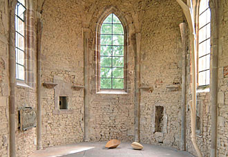 Stilisierter, raumhoher Weizenhalm in der Wintringer Kapelle
