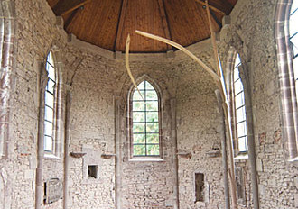 Weizenblatt schwebt an stilisiertem, raumhohen Weizenhalm in der Wintringer Kapelle