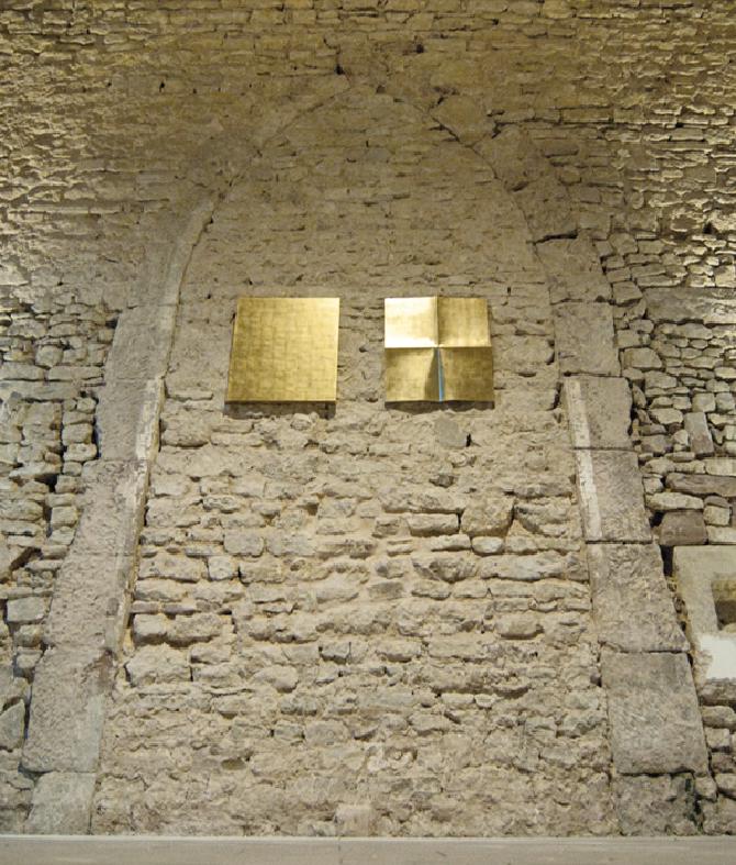 Goldenes Kreuzrelief an der Innenwand der Wintringer Kapelle