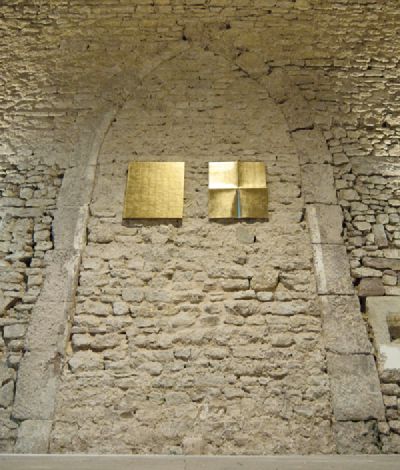Goldenes Kreuzrelief an der Innenwand der Wintringer Kapelle
