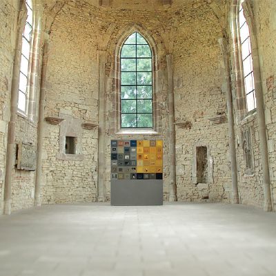 Bilderwand aufgestellt in einer Kapelle vor der Apsis