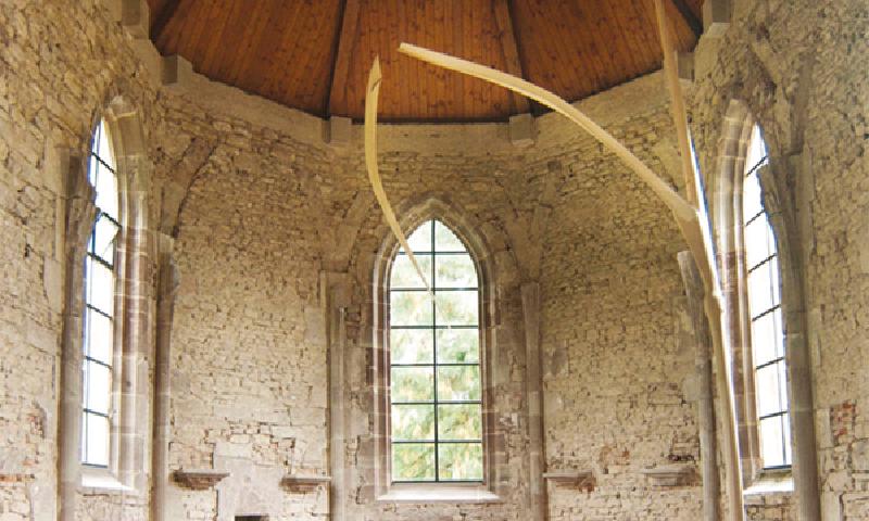 Weizenblatt schwebt an stilisiertem, raumhohen Weizenhalm in der Wintringer Kapelle