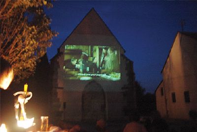 Videoprojektion an der Außenwand der Kapelle in der Nacht
