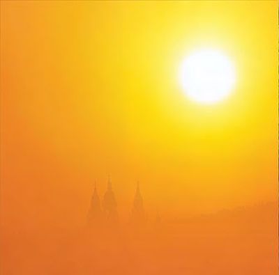 Grelle Sonne, die eine Landschaft mit ihrem Licht gelb-orange überstrahlt