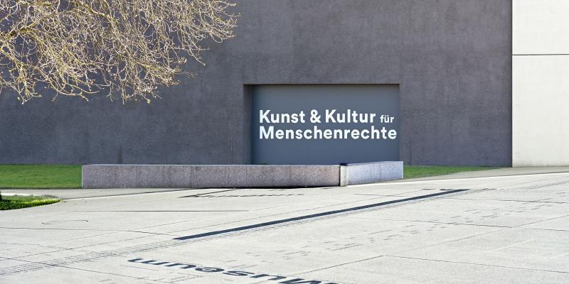 Saarlandmuseum – Moderne Galerie, Fassade, Reaktion auf den Krieg in der Ukraine, 2022