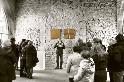 Quadratisches Wandbild im Bogenfeld des vermauerten Westportals