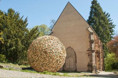 Quadratisches Wandbild im Bogenfeld des vermauerten Westportals