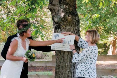 Erdkugel aus Holzsegmenten vor der Wintringer Kapelle