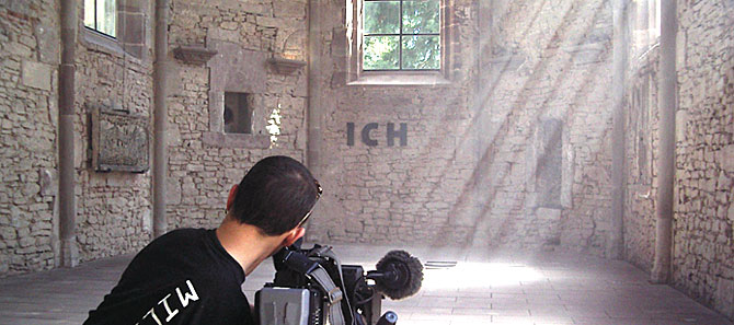 Kameramann während Aufnahmen in der Wintringer Kapelle
